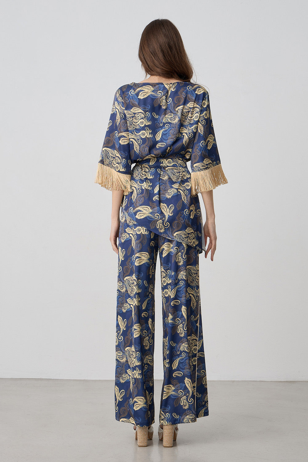 Εμπριμέ παντελόνα μπλε με χρυσό σχέδιο σε φαρδιά γραμμή με ελαστική μέση και αέρινη εφαρμογή