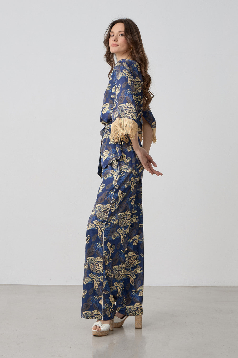 Εμπριμέ παντελόνα μπλε με χρυσό σχέδιο σε φαρδιά γραμμή με ελαστική μέση και αέρινη εφαρμογή