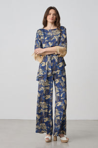 Εμπριμέ παντελόνα μπλε με χρυσό σχέδιο σε φαρδιά γραμμή με ελαστική μέση και αέρινη εφαρμογή