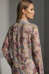 Γυναικείο εμπριμέ φλοράλ πουκάμισο με διακριτικές παγιέτες, μακριά μανίκια και χαλαρή γραμμή, εμπρός και πίσω όψη.