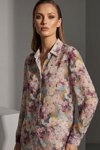Γυναικείο εμπριμέ φλοράλ πουκάμισο με διακριτικές παγιέτες, μακριά μανίκια και χαλαρή γραμμή, εμπρός και πίσω όψη.