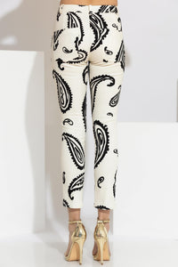Εκρού στενό κάπρι παντελόνι με μαύρο paisley σχέδιο σε ύφασμα καπαρντίνα