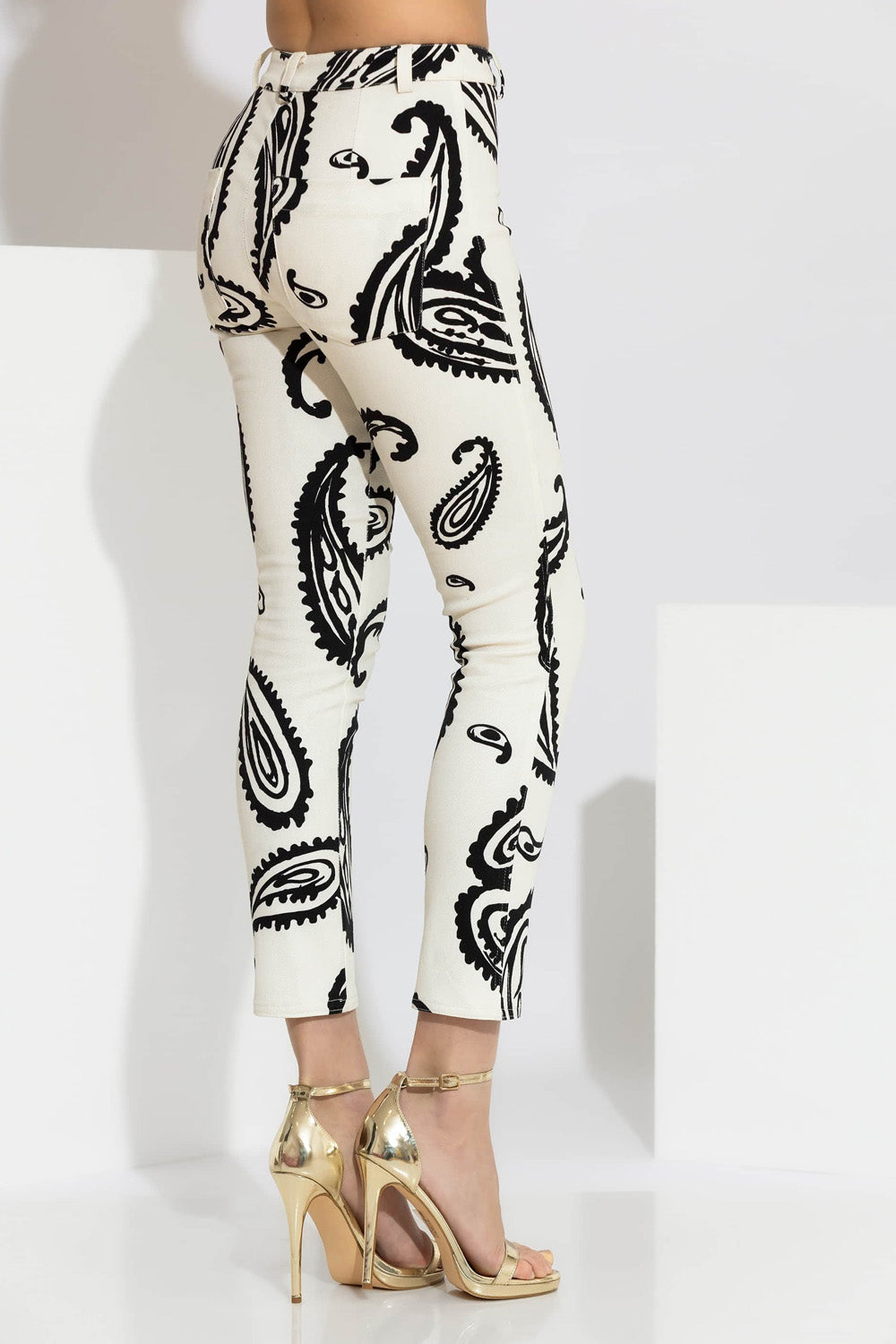 Εκρού στενό κάπρι παντελόνι με μαύρο paisley σχέδιο σε ύφασμα καπαρντίνα