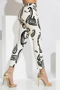 Εκρού στενό κάπρι παντελόνι με μαύρο paisley σχέδιο σε ύφασμα καπαρντίνα