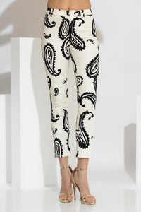 Εκρού στενό κάπρι παντελόνι με μαύρο paisley σχέδιο σε ύφασμα καπαρντίνα