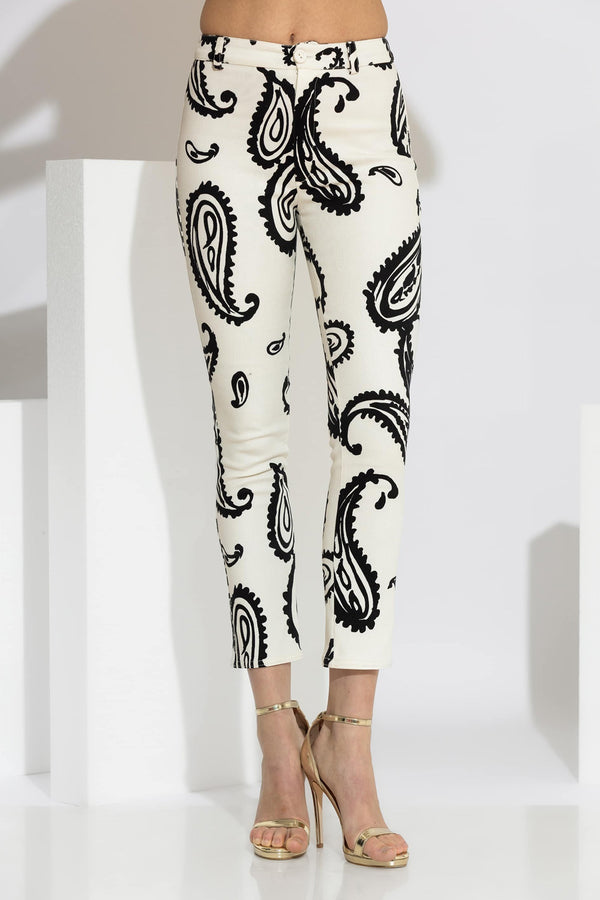 Εκρού στενό κάπρι παντελόνι με μαύρο paisley σχέδιο σε ύφασμα καπαρντίνα