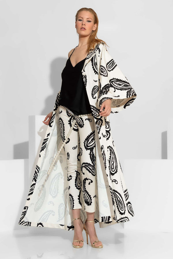 Εκρού στενό κάπρι παντελόνι με μαύρο paisley σχέδιο σε ύφασμα καπαρντίνα