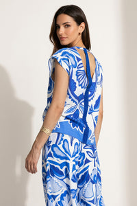 Εμπριμέ μπλε και λευκό τοπ με V λαιμόκοψη και διακοσμητική τρέσα μπροστά και πίσω, σε συνδυασμό με παντελόνι σετ