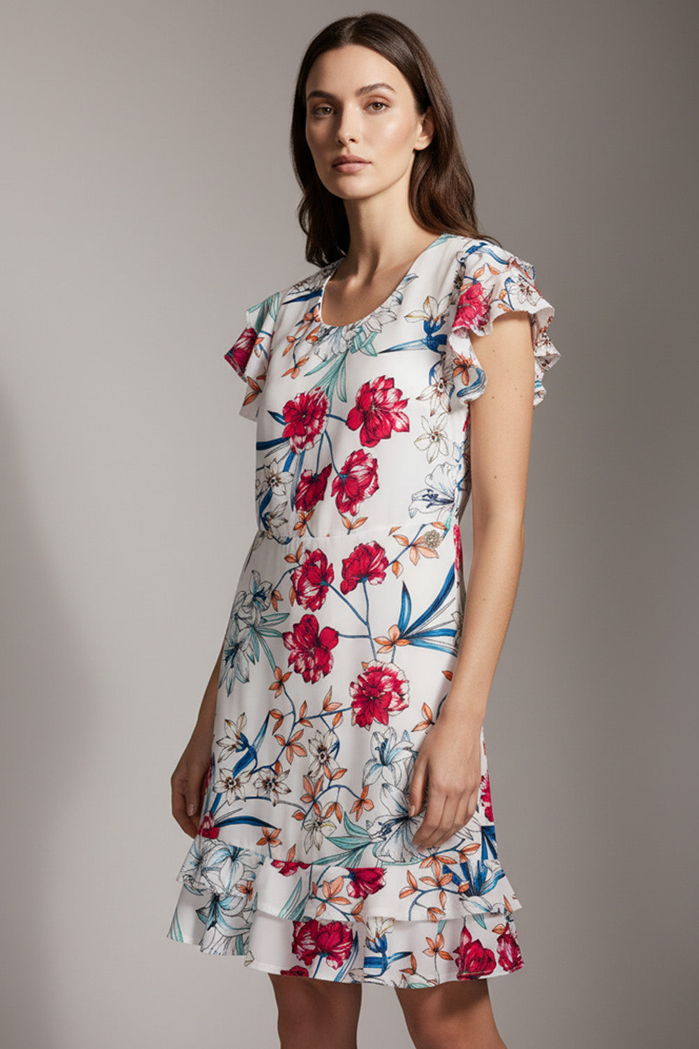 Εμπριμέ floral φόρεμα σε λευκή βάση με κόκκινα λουλούδια, κοντό μανίκι με βολάν και μήκος στο γόνατο.