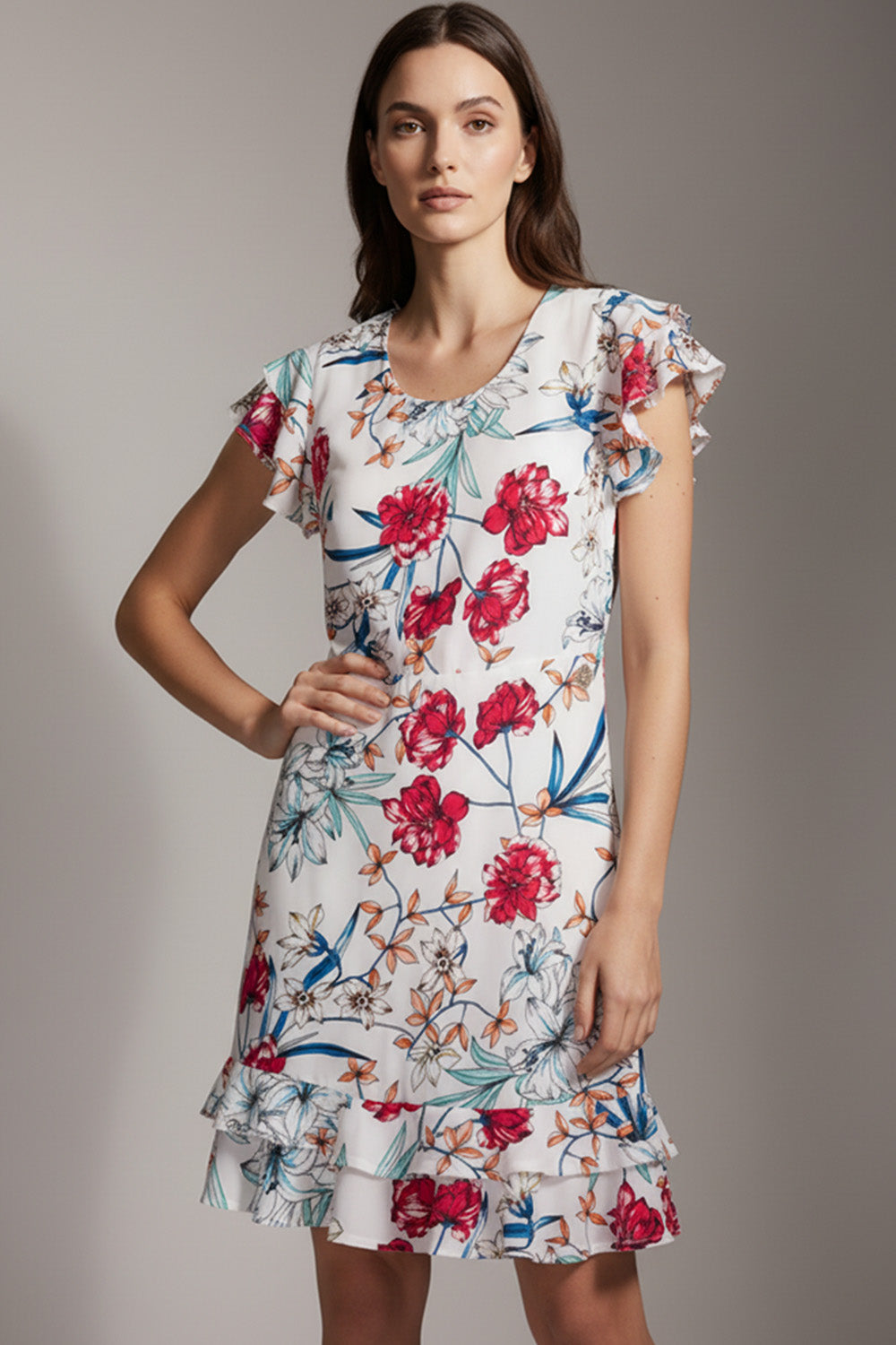 Εμπριμέ floral φόρεμα σε λευκή βάση με κόκκινα λουλούδια, κοντό μανίκι με βολάν και μήκος στο γόνατο.