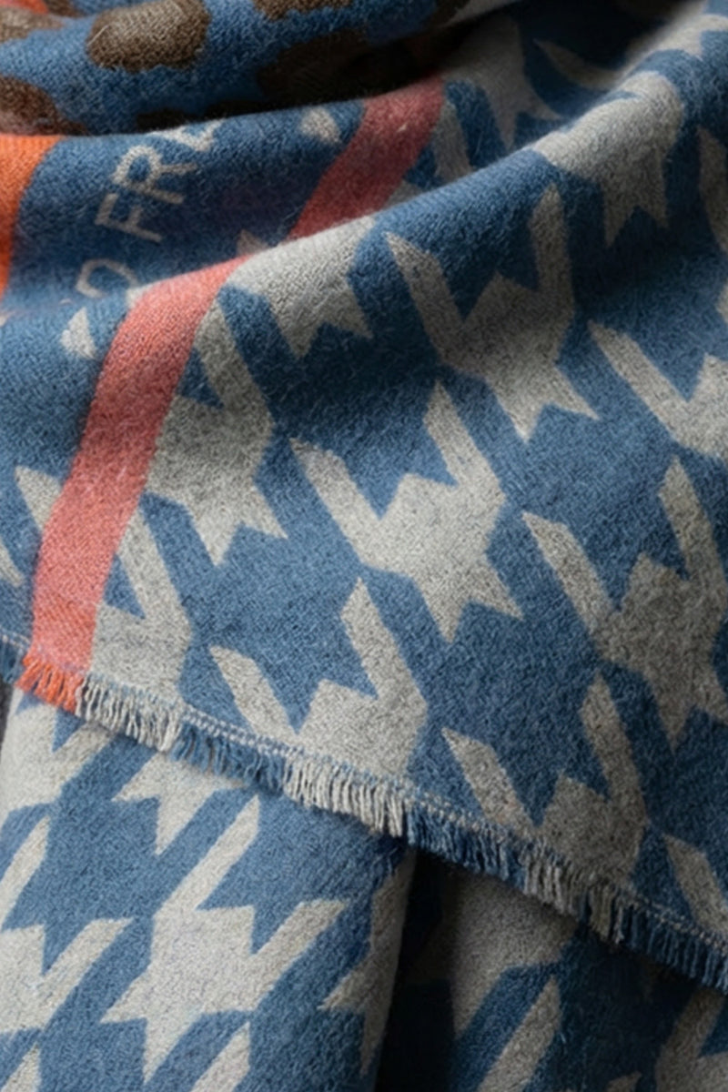 Εσάρπα μπλε εκρού με γεωμετρικό μοτίβο και διακριτικές χρωματικές λεπτομέρειες, 70x190 εκ., 100% ακρυλικό