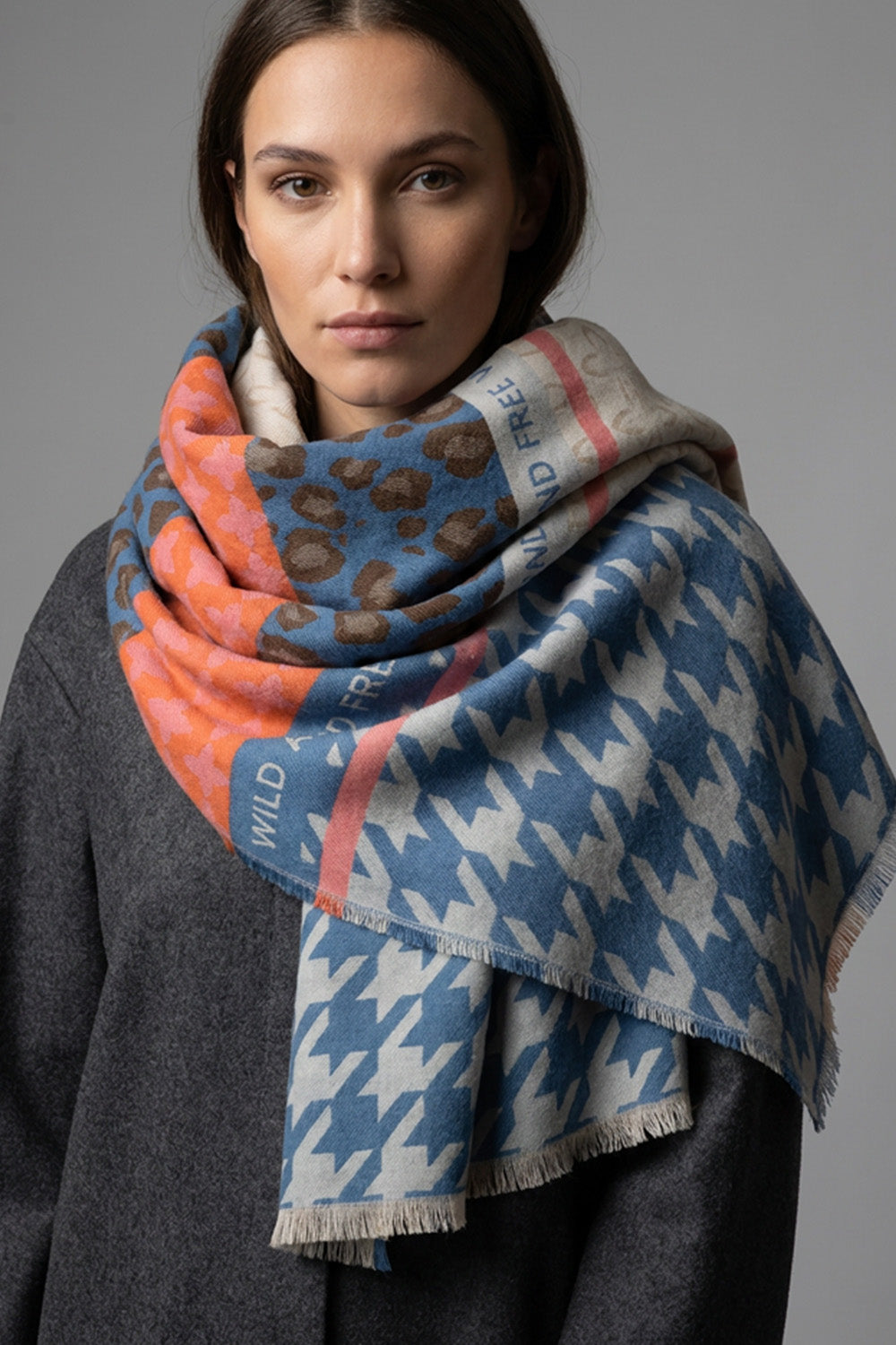 Εσάρπα μπλε εκρού με γεωμετρικό μοτίβο και διακριτικές χρωματικές λεπτομέρειες, 70x190 εκ., 100% ακρυλικό