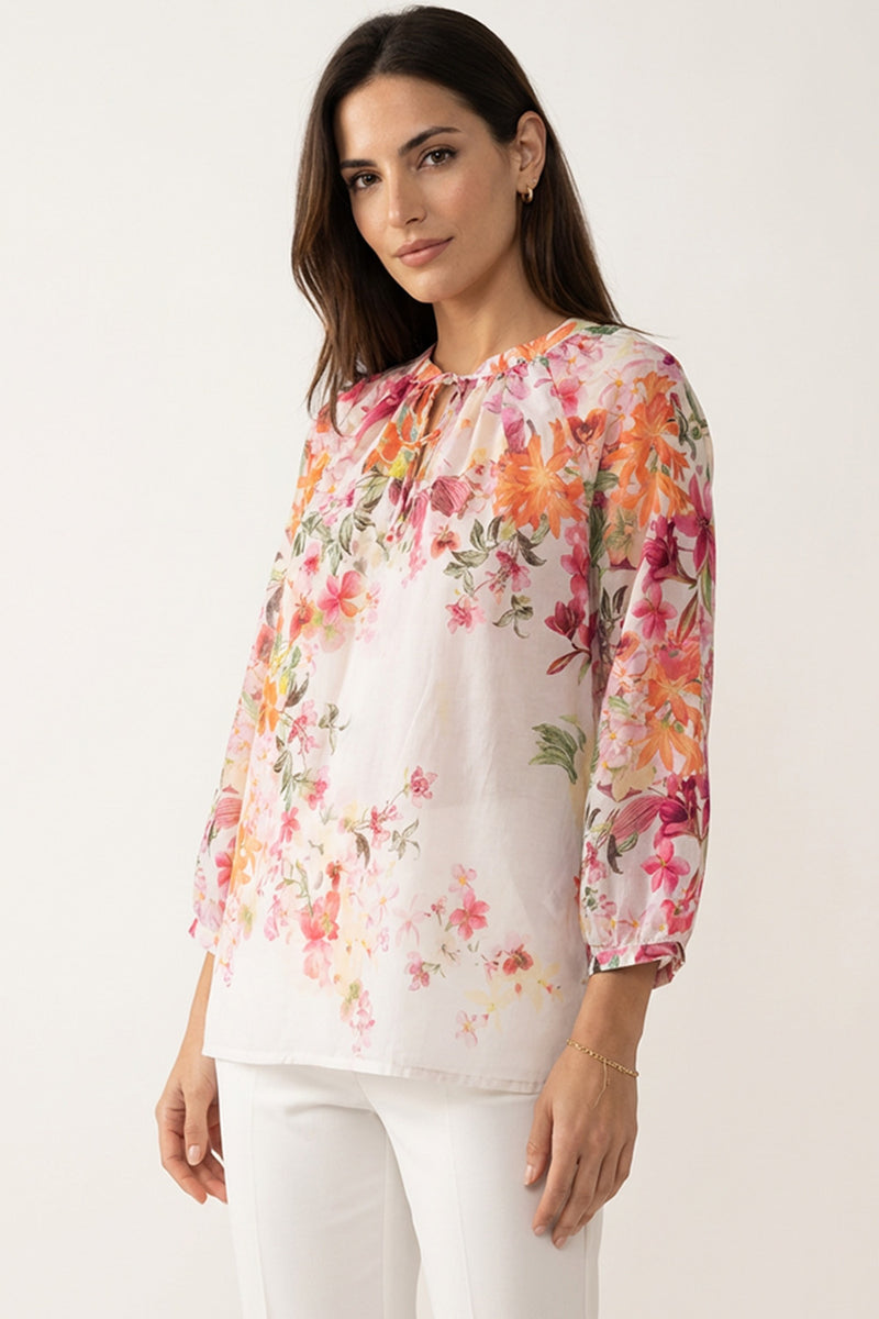 Λευκή floral μπλούζα με δέσιμο στη λαιμόκοψη και ανάλαφρη εφαρμογή