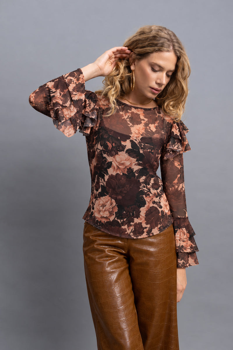 Γυναικεία floral μπλούζα σε καφέ και ροδακινί αποχρώσεις με βολάν στους ώμους και στα μανίκια 