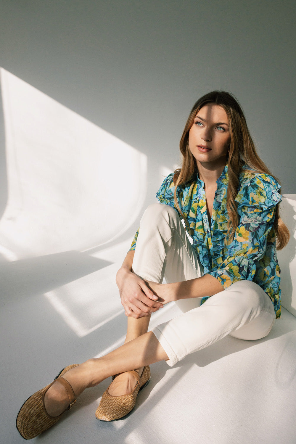 Γαλάζιο floral πουκάμισο με βολάν στο μπροστινό μέρος και στα μανίκια και δέσιμο στο λαιμό