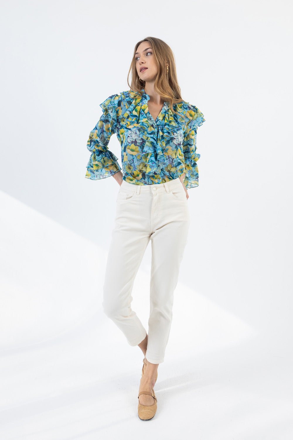 Γαλάζιο floral πουκάμισο με βολάν στο μπροστινό μέρος και στα μανίκια και δέσιμο στο λαιμό