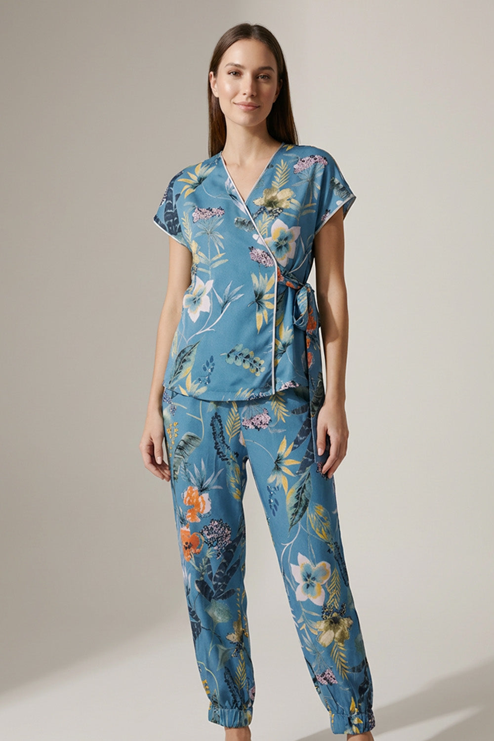 Floral γαλάζιο σετ με κρουαζέ μπλούζα και παντελόνι σε άνετη γραμμή.