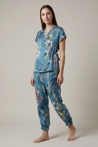 Floral γαλάζιο σετ με κρουαζέ μπλούζα και παντελόνι σε άνετη γραμμή.