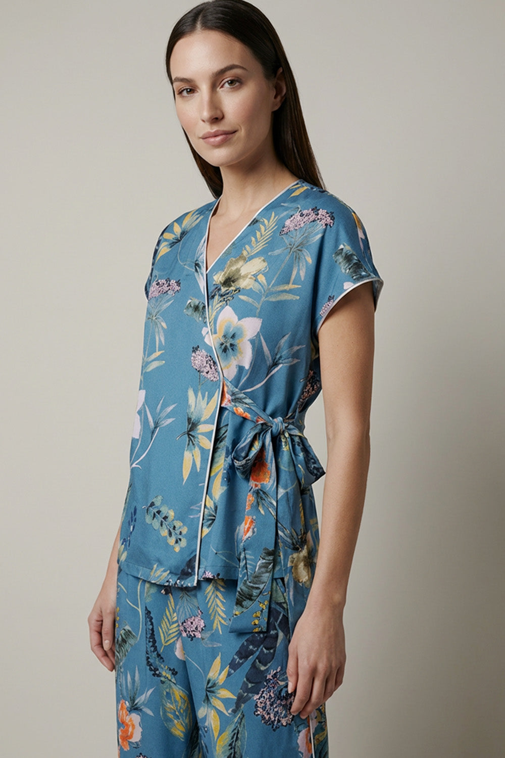 Floral γαλάζιο σετ με κρουαζέ μπλούζα και παντελόνι σε άνετη γραμμή.