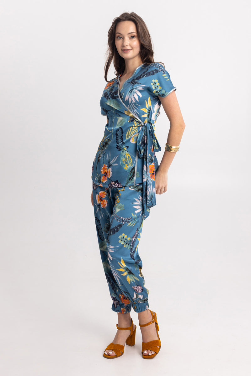 Floral γαλάζιο σετ με κρουαζέ μπλούζα και παντελόνι σε άνετη γραμμή.