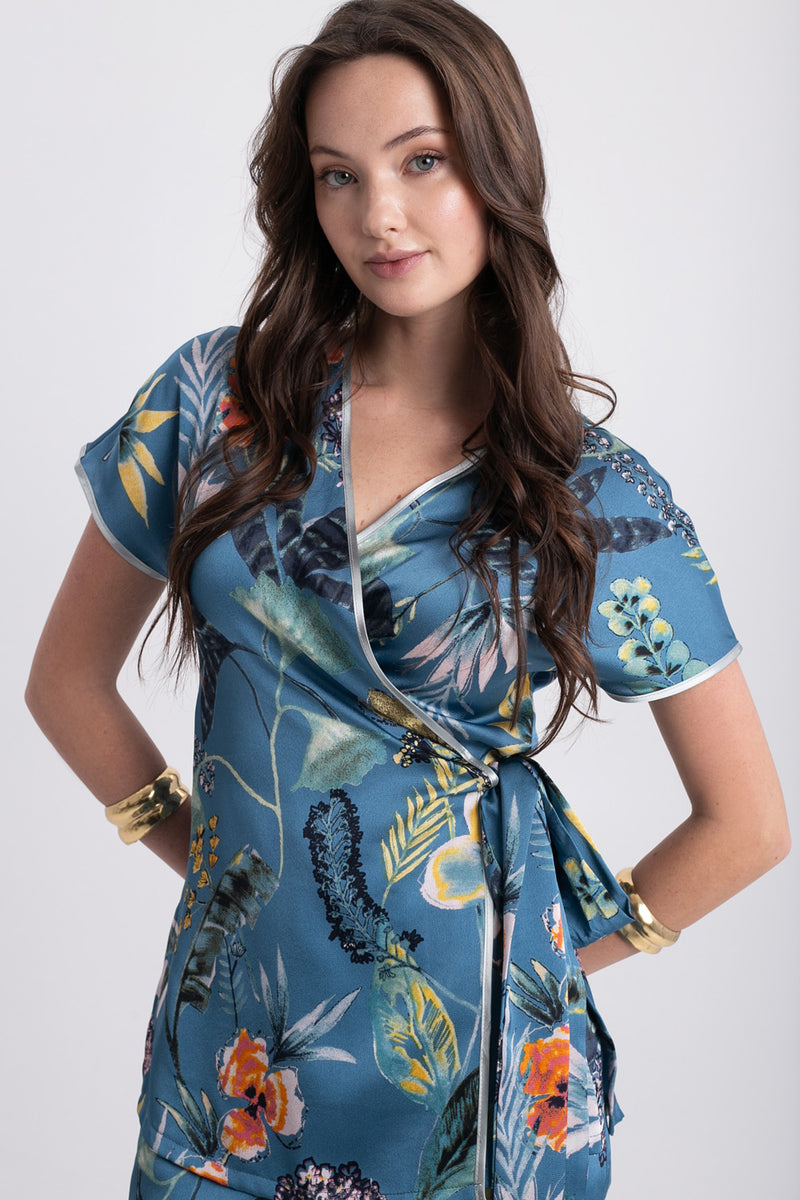 Floral γαλάζιο σετ με κρουαζέ μπλούζα και παντελόνι σε άνετη γραμμή.