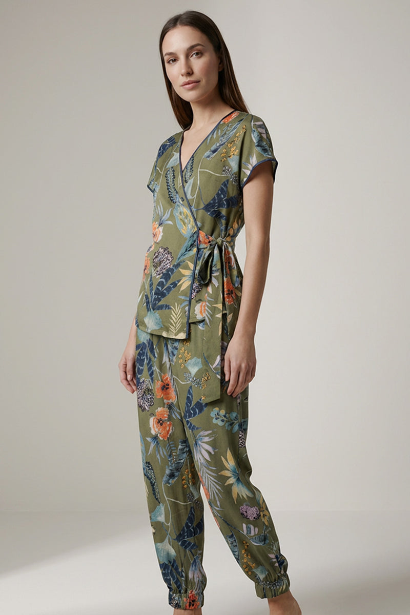 Floral χακί σετ με κρουαζέ μπλούζα και παντελόνι σε άνετη γραμμή.