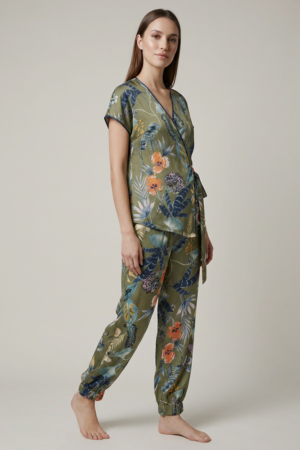 Floral χακί σετ με κρουαζέ μπλούζα και παντελόνι σε άνετη γραμμή.