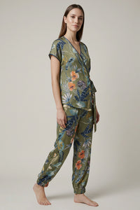 Floral χακί σετ με κρουαζέ μπλούζα και παντελόνι σε άνετη γραμμή.