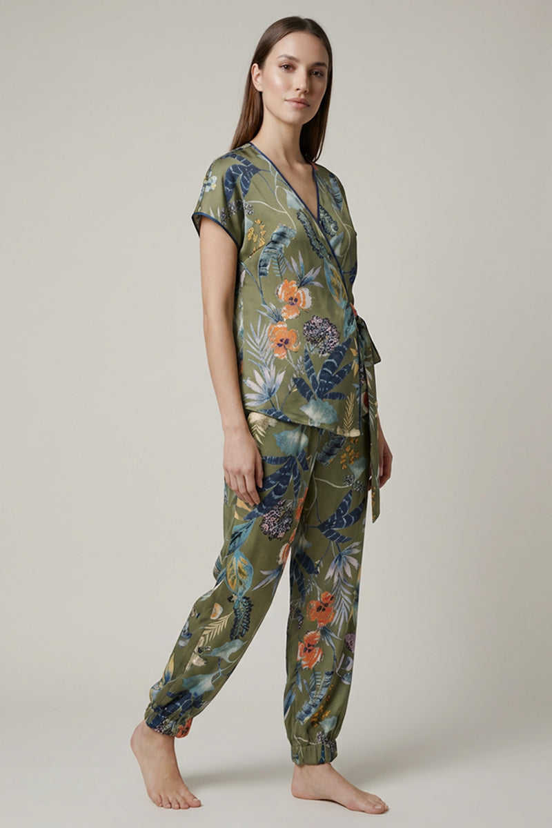 Floral χακί σετ με κρουαζέ μπλούζα και παντελόνι σε άνετη γραμμή.