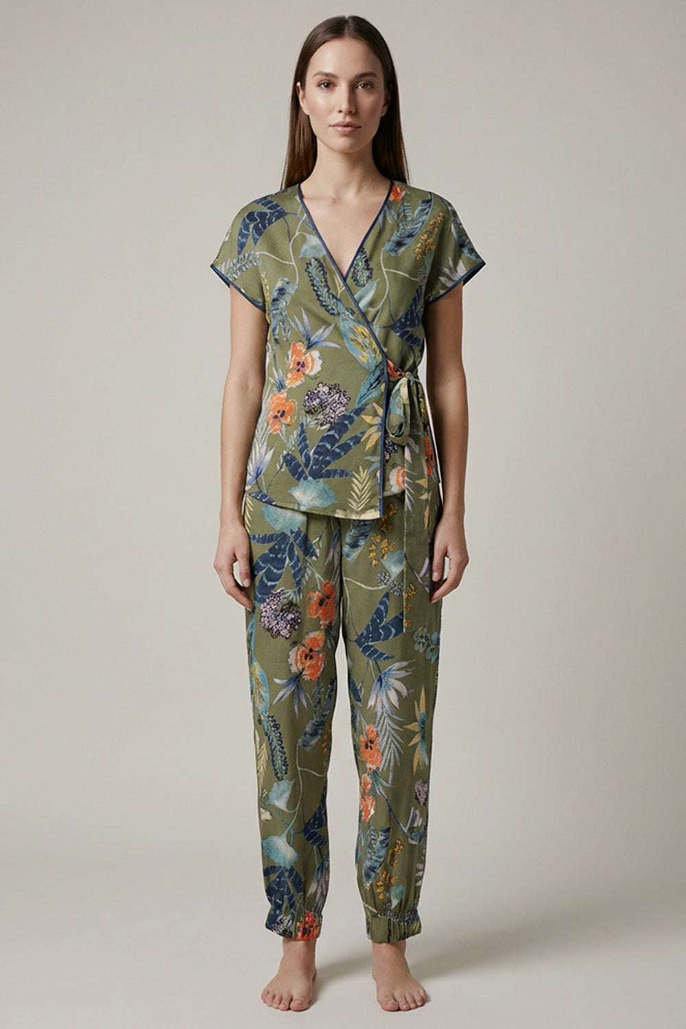 Floral χακί σετ με κρουαζέ μπλούζα και παντελόνι σε άνετη γραμμή.