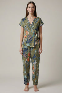 Floral χακί σετ με κρουαζέ μπλούζα και παντελόνι σε άνετη γραμμή.