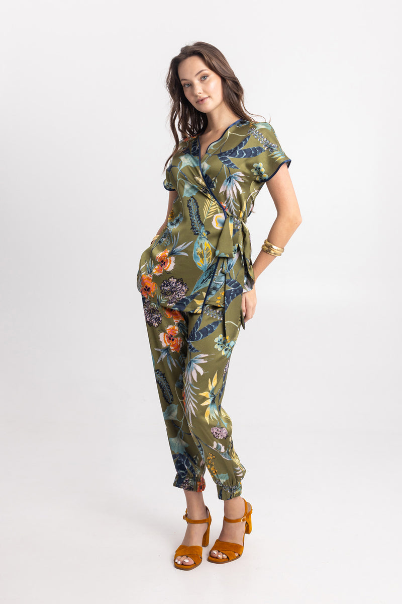 Floral χακί σετ με κρουαζέ μπλούζα και παντελόνι σε άνετη γραμμή.