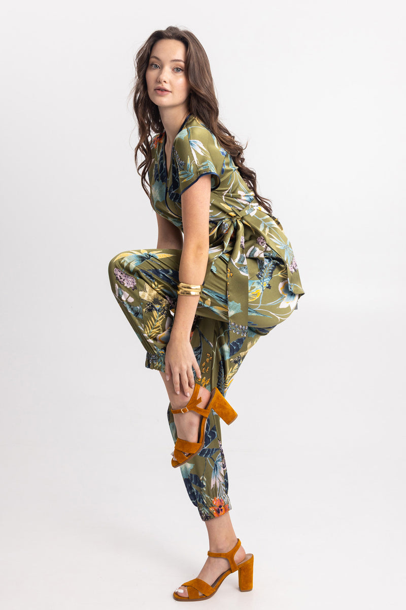 Floral χακί σετ με κρουαζέ μπλούζα και παντελόνι σε άνετη γραμμή.