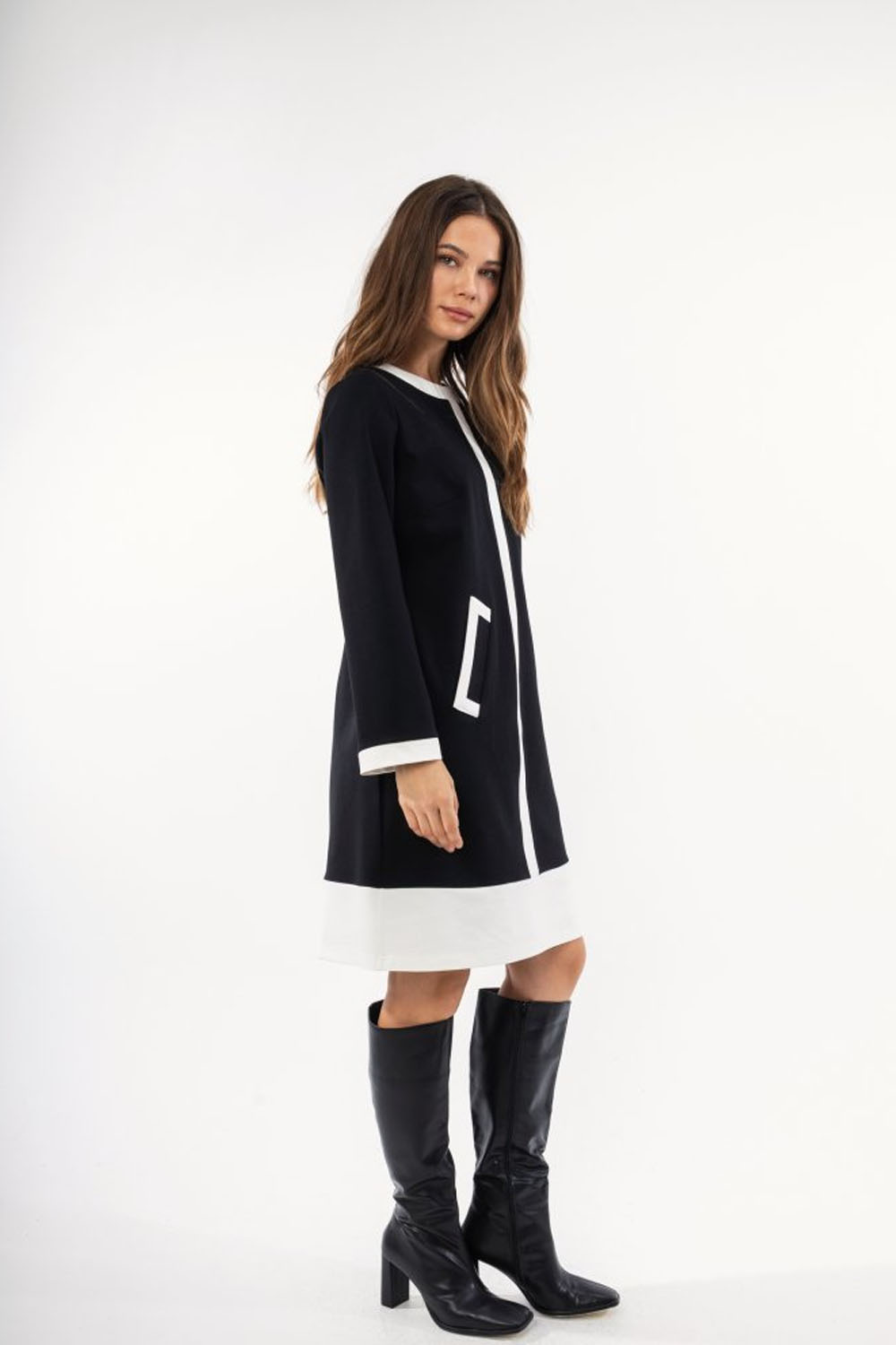 Μαύρο φόρεμα με λευκές λεπτομέρειες και ίσια γραμμή – Ellisargi Boutique