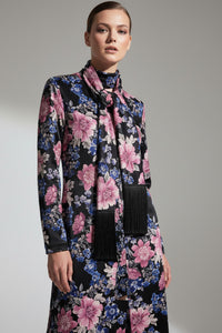 Makry saten floral forema me apospasmeno foulari se roz kai mple tones