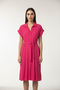 Φούξια σεμιζιέ φόρεμα με γιακά, κοντό μανίκι, κουμπιά μπροστά και ζώνη στη μέση, μήκος κάτω από το γόνατο.