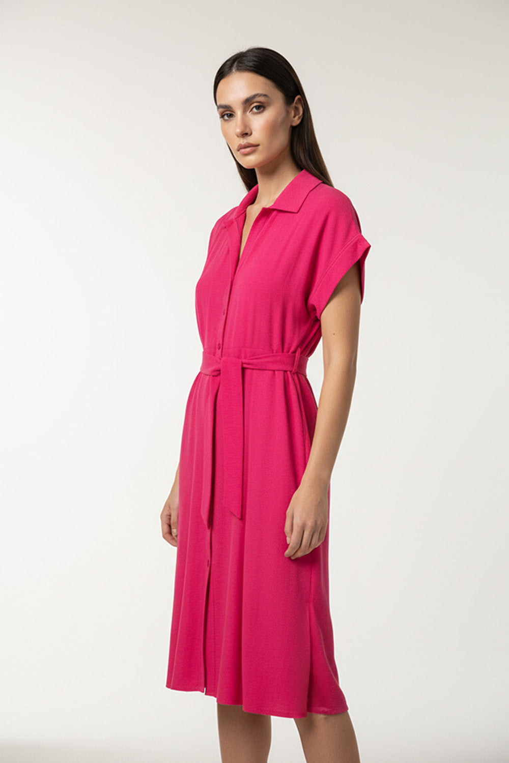 Φούξια σεμιζιέ φόρεμα με γιακά, κοντό μανίκι, κουμπιά μπροστά και ζώνη στη μέση, μήκος κάτω από το γόνατο.