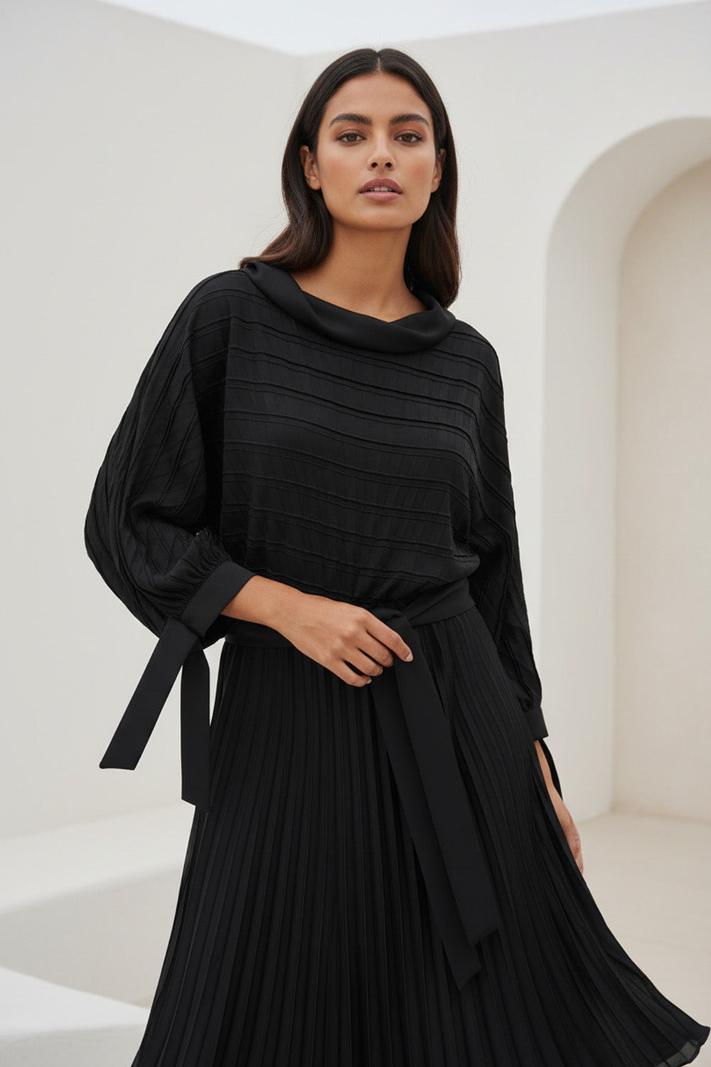 Φόρεμα μαύρο πλισέ με ζώνη