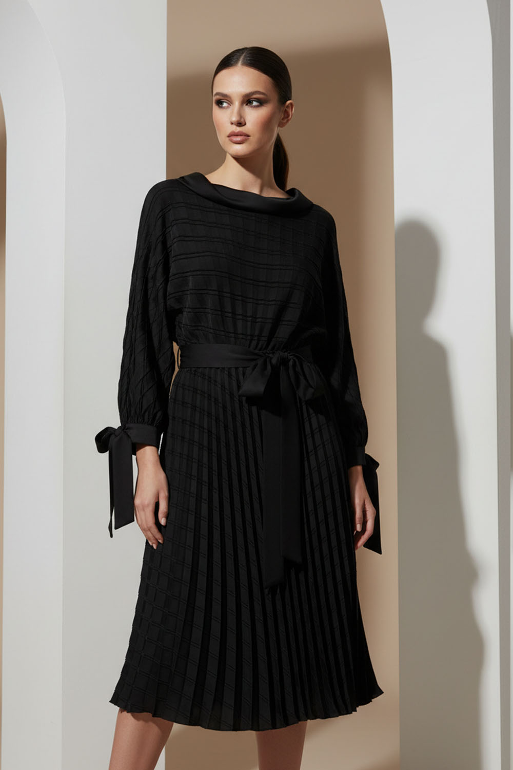 Φόρεμα μαύρο πλισέ με ζώνη