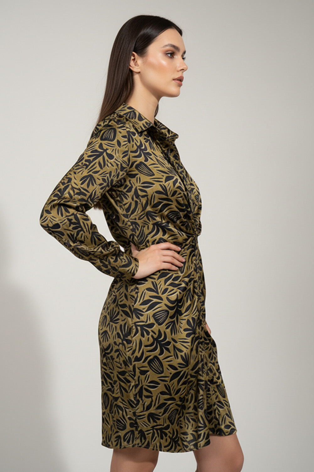Σατέν σεμιζιέ φόρεμα με print σε γήινες αποχρώσεις, μακρύ μανίκι, κουμπιά μπροστά και σούρα στη μέση.