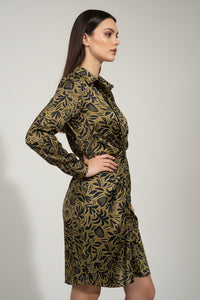 Σατέν σεμιζιέ φόρεμα με print σε γήινες αποχρώσεις, μακρύ μανίκι, κουμπιά μπροστά και σούρα στη μέση.