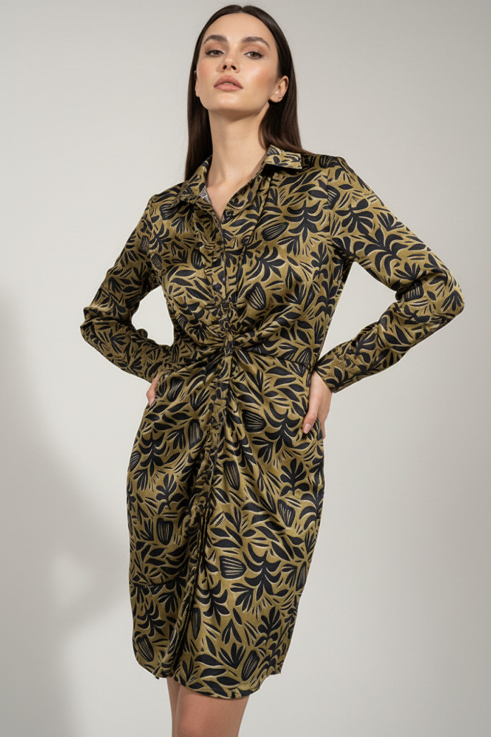 Σατέν σεμιζιέ φόρεμα με print σε γήινες αποχρώσεις, μακρύ μανίκι, κουμπιά μπροστά και σούρα στη μέση.