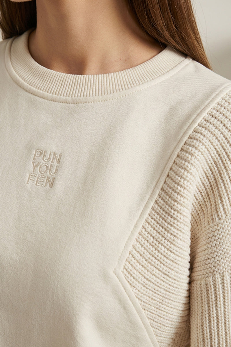 Εκρού φούτερ μπλούζα με πλεκτά μανίκια και διακριτικό κεντημένο λογότυπο στο στήθος.