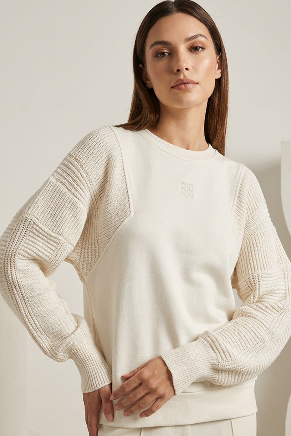 Εκρού φούτερ μπλούζα με πλεκτά μανίκια και διακριτικό κεντημένο λογότυπο στο στήθος.
