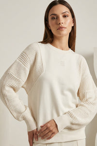 Εκρού φούτερ μπλούζα με πλεκτά μανίκια και διακριτικό κεντημένο λογότυπο στο στήθος.
