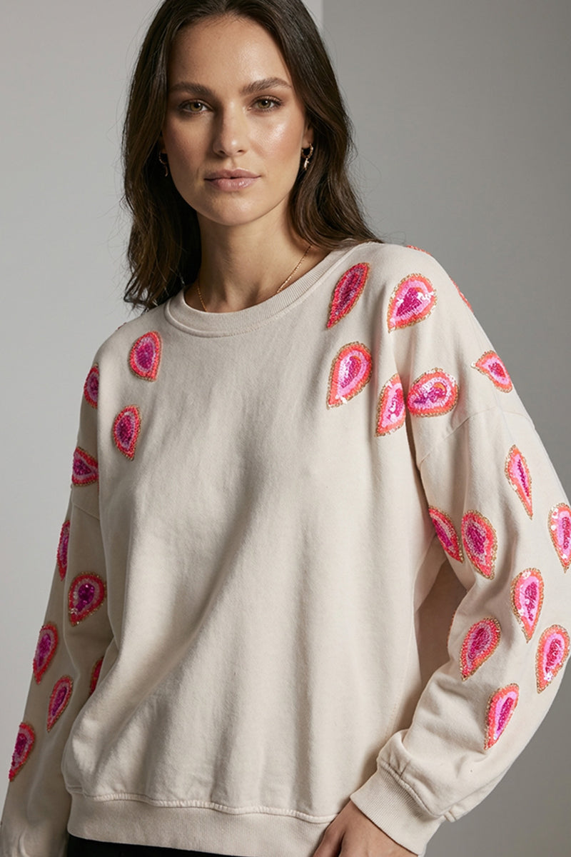 Μπεζ φούτερ με ροζ paisley κεντήματα και παγιέτες στα μανίκια σε άνετη γραμμή