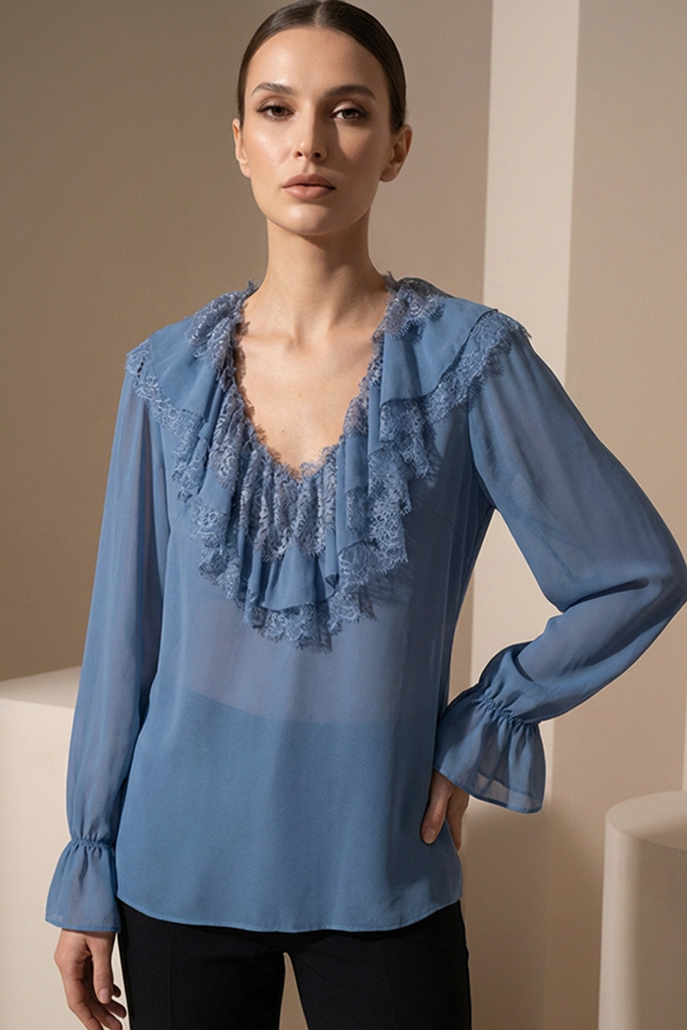 Γαλάζια μπλούζα σιφόν με δαντέλα και βολάν στο ντεκολτέ, μακριά μανίκια από Ellisargi Boutique