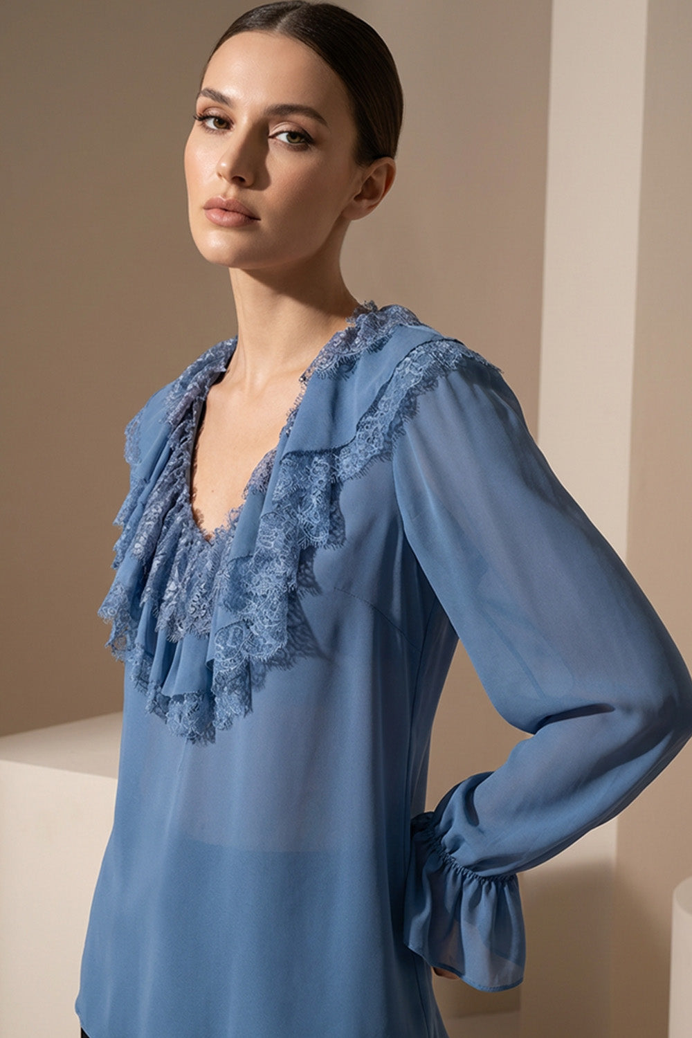 Γαλάζια μπλούζα σιφόν με δαντέλα και βολάν στο ντεκολτέ, μακριά μανίκια από Ellisargi Boutique