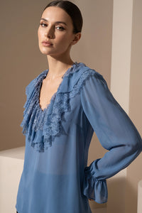Γαλάζια μπλούζα σιφόν με δαντέλα και βολάν στο ντεκολτέ, μακριά μανίκια από Ellisargi Boutique