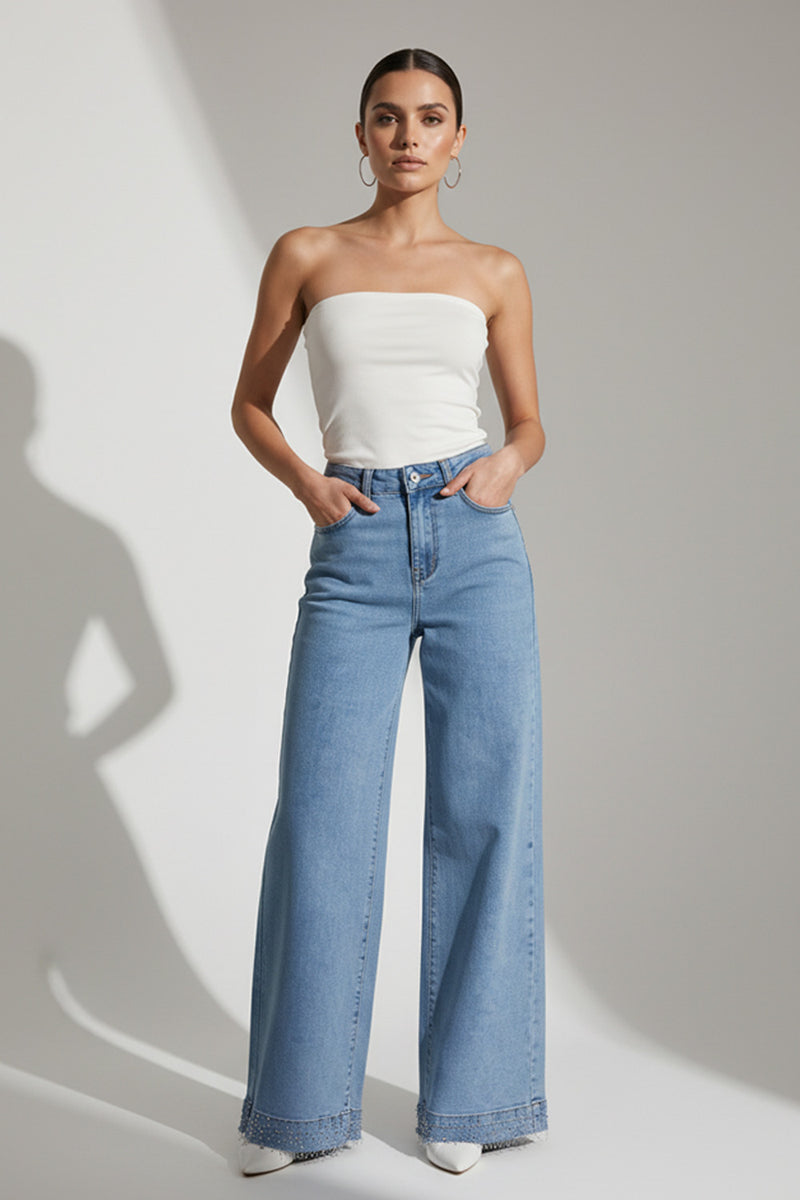 Γαλάζια ψηλόμεση denim παντελόνα με φαρδύ πόδι και διακοσμητικά στρας στο τελείωμα.